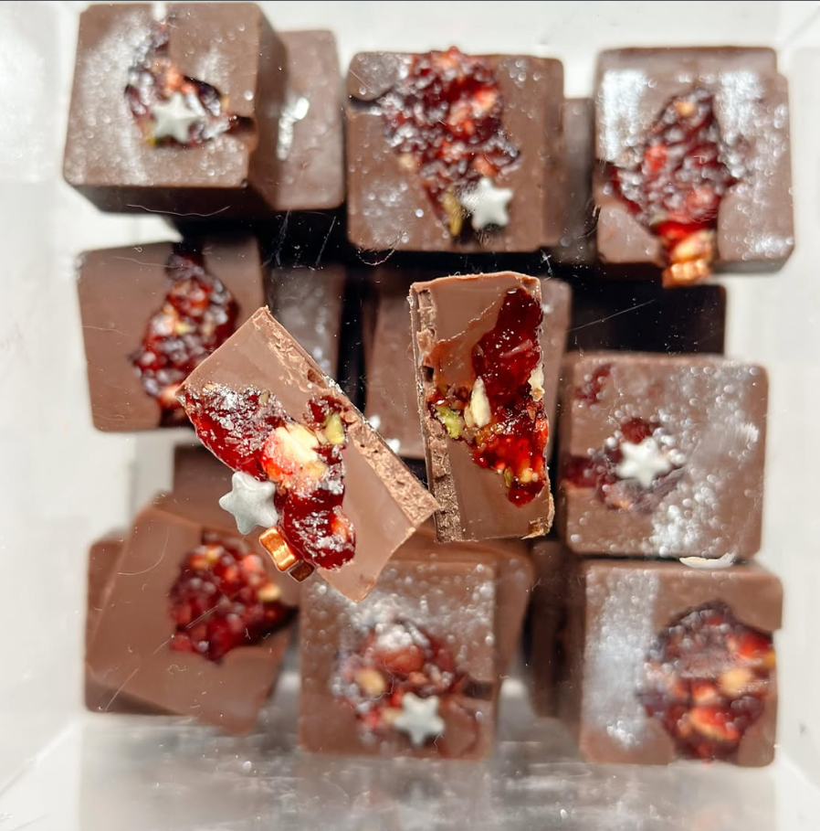 مكعبات الچوكلت بحلوتنا الخاصه
